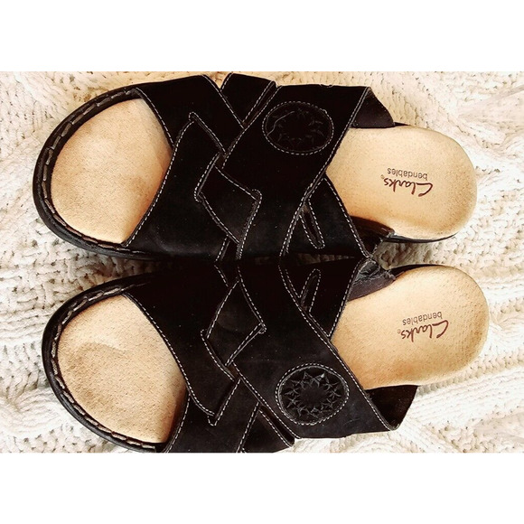 CLARKS Womens Bendables Black Leather Slip On Comfort Sandals Size 7.5 WIDE - Picture 2 of 5